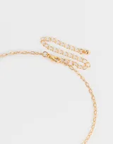 Collar corto con cadena dorada de eslabones y perlas sintéticas, con dijes colgantes de abeja, flor y limón.