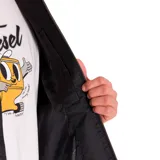 Chaqueta Caterpillar negra con cierre frontal, cuello clásico y bolsillo con cierre en el pecho izquierdo. Forro estampado con el logo de Caterpillar y bolsillo interior.