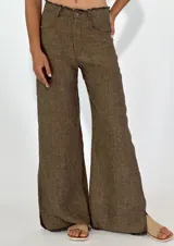 Pantalón de jean blanco de corte ancho con aberturas laterales en el ruedo y costuras a contratono.