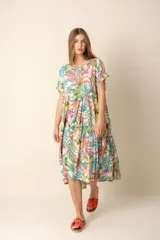 Vestido largo con estampado floral multicolor, de corte amplio y mangas cortas.