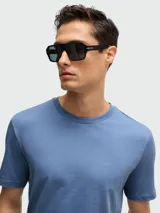 Camiseta color tostado de corte clásico con cuello redondo y logo bordado en el pecho.