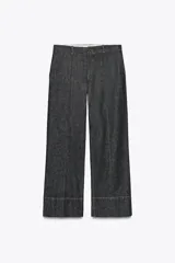Pantalón de jean azul oscuro, de tiro alto y corte bootcut. Presenta bolsillos delanteros y traseros.