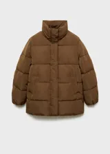 Campera puffer marrón con capucha, cierre frontal con cremallera y botones a presión, bolsillos laterales y puños elásticos.