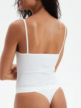 Musculosa negra de breteles finos y corte ajustado.