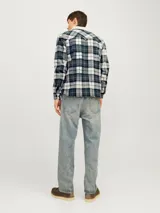 Sobrecamisa de manga larga con cuello clásico y fit relajado. Diseño a cuadros verdes, blancos y azules con cuello de piel sintética color crema. Cierre de botones y bolsillo en el pecho.