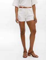 Short de jean blanco con costuras en color ocre, tiro alto y corte recto.