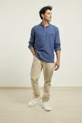 Camisa amarilla de lino con cuello mao y manga larga.