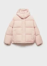 Campera puffer color rosa pálido con capucha, cierre frontal con botones a presión y bolsillos laterales.