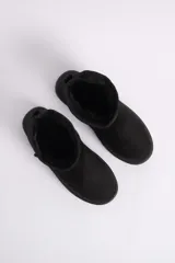 Pantubota corta negra con interior de piel sintética.