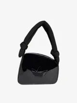 Mini bolso Adidas Airline de charol negro brillante con logo grabado y asa de neopreno ajustable con nudos.