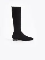 Bota de caña alta color negro, confeccionada en gamuza elastizada, con punta fina y taco bajo decorado con strass.