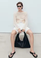 Short blanco de algodón estilo tejano, tiro medio, con diseño recto y detalle de pinzas delanteras.