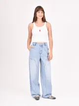 Musculosa corta marrón de morley con breteles finos y estampado de una estrella blanca en el centro.