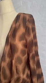 Minivestido marrón con estampado animal print, escote drapeado pronunciado y mangas largas acampanadas.