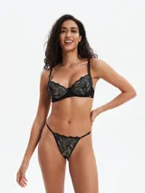 Tanga negra de encaje con forro color piel.