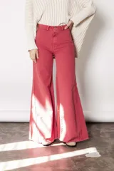 Pantalón jean wide leg color fucsia, tiro medio, con godets, pinzas en espalda y ruedo desflecado.