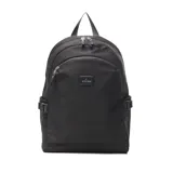 Mochila negra de tela con cierre doble, asa fija, forro interior textil, porta notebook y múltiples bolsillos externos.