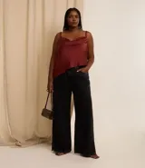 Pantalón wide leg de jeans marmorizado, con cintura fija, trabillas, cierre tradicional y botón interno para ajustes. Con bolsillos y etiqueta aplicada.
