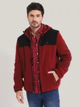 Campera con capucha Tommy Hilfiger, color rojo y negro, con cierre de cremallera, bolsillos laterales con cierre y logo de la marca bordado en el pecho.