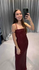 Vestido largo de fiesta color bordó, con lentejuelas en toda la prenda, breteles finos y corte ajustado.