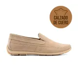Zapato casual de cuero color beige, tipo mocasín, con detalle de costuras en contraste.