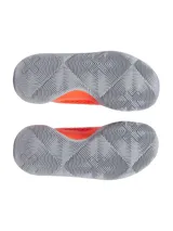 Championes de básquet Under Armour UA GS Jet 23, color negro con detalles en naranja y suela gris. Presentan capellada de malla transpirable y entresuela Micro G para amortiguación.