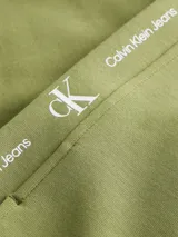 Pantalón de jogging verde oliva de corte recto, con cintura elástica ajustable con cordón, puños elásticos y logo de Calvin Klein Jeans repetido en cinta lateral blanca.
