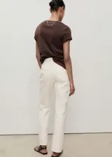Pantalón de jean color crudo, de corte recto y tiro medio.