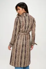 Trench de poliuretano con estampado de piel de serpiente, corte clásico con cuello solapa, cinturón y bolsillos laterales.