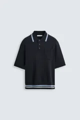 Polo de hombre relaxed fit, tejido de punto con viscosa, color azul marino. Tiene cuello solapa con cierre frontal de botonadura, manga corta, bolsillo de parche en el pecho y rib en los puños y el bajo.