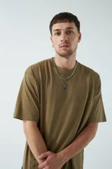 Remera oversize negra de algodón con cuello redondo y mangas cortas. Corte amplio y relajado.