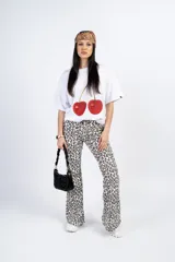 Pantalón oxford de tiro alto con estampado animal print en tonos marrón, negro y blanco.