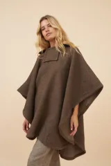 Poncho unisex de lana color marrón con cuello alto y broche a presión. Diseño exclusivo de Don Baez, hecho en Uruguay.