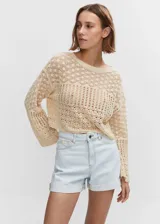 Shorts de jean de tiro alto con bolsillos laterales y traseros, cierre de cremallera y botón, y ruedo doblado.