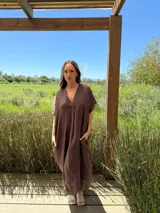 Vestido largo azul marino de lino italiano, con escote en V, mangas cortas y bolsillos laterales.