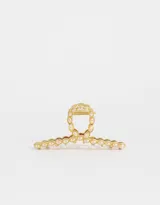 Broche dorado para el pelo con forma de pinza y apliques de perlas sintéticas.