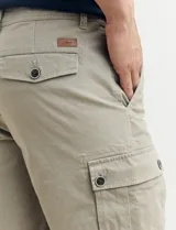 Bermuda de gabardina color marrón con bolsillos cargo laterales y bolsillos traseros con solapa.