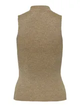 Top de punto color dorado, de cuello alto, sin mangas y corte ajustado.