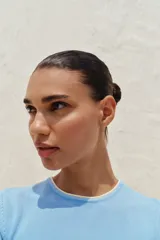 Remera blanca de punto con cuello redondo y mangas cortas con ribete negro en cuello, mangas y ruedo.