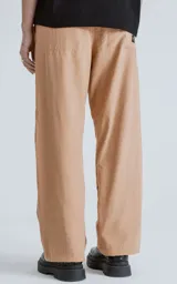 Pantalón recto de microfibra color beige, con cintura elastizada, cierre y botón frontal, y bolsillos traseros con tapa.