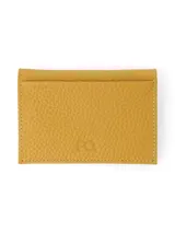 Tarjetero color marrón con textura símil reptil, aplique metálico con logo de la marca y múltiples ranuras.