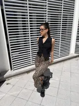 Falda midi de modal elastizado con estampado animal print.