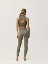 Calza larga negra de tejido Fit_tech con tecnología 3D. Diseño de nervios que favorecen la silueta aportando movimiento y elegancia. Rib en la cintura para un mejor ajuste.