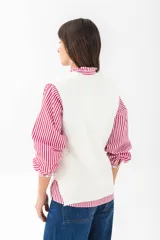 Chaleco negro con cuello en V, sin mangas y diseño holgado.