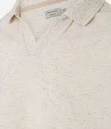 Polo de hombre color verde claro con efecto lavado, cuello polo y manga corta. Presenta un escote en V en la abertura del cuello.