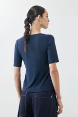 Remera color beige de lurex con escote en V y mangas cortas.