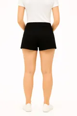 Short de calce medio con estampado animal print.