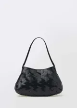 Bolso de hombro negro de piel bovina con diseño trenzado y tamaño mediano.