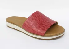 Sandalia blanca con capellada de cuero y suela de plataforma color caramelo.