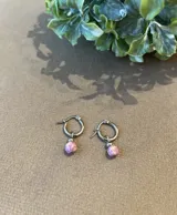 Aros de argolla de acero de 12 mm de diámetro con dije redondo de fimo decorado con flores.